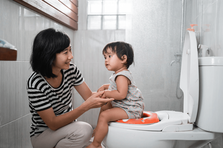 Ăn nhiều rau xanh, uống đủ nước nhưng con vẫn mắc táo bón. Mẹ phải làm sao?